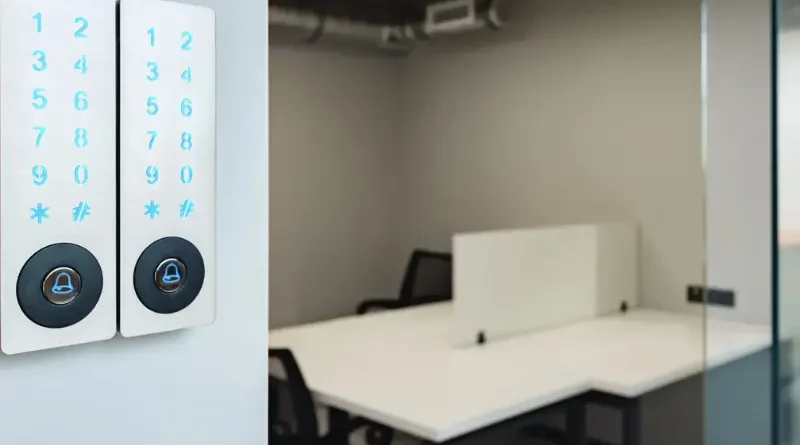 Digital door lock dengan keypad dan sensor sidik jari pada pintu kantor