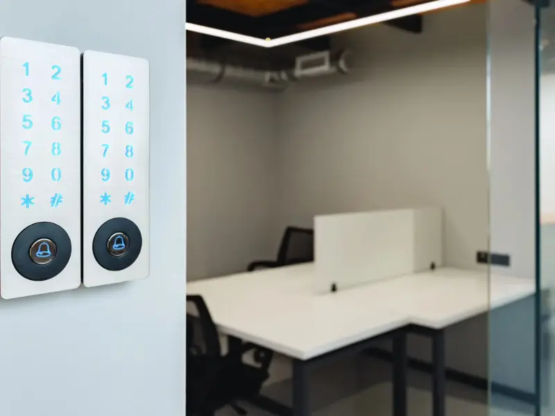 Digital door lock dengan keypad dan sensor sidik jari pada pintu kantor