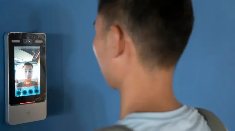 Sistem face recognition digital lock door
