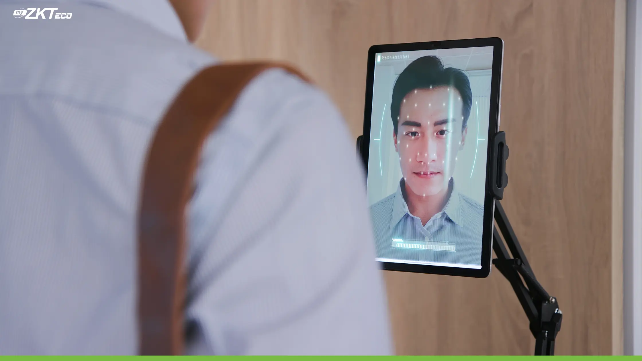 Karyawan menggunakan alat absensi wajah di kantor